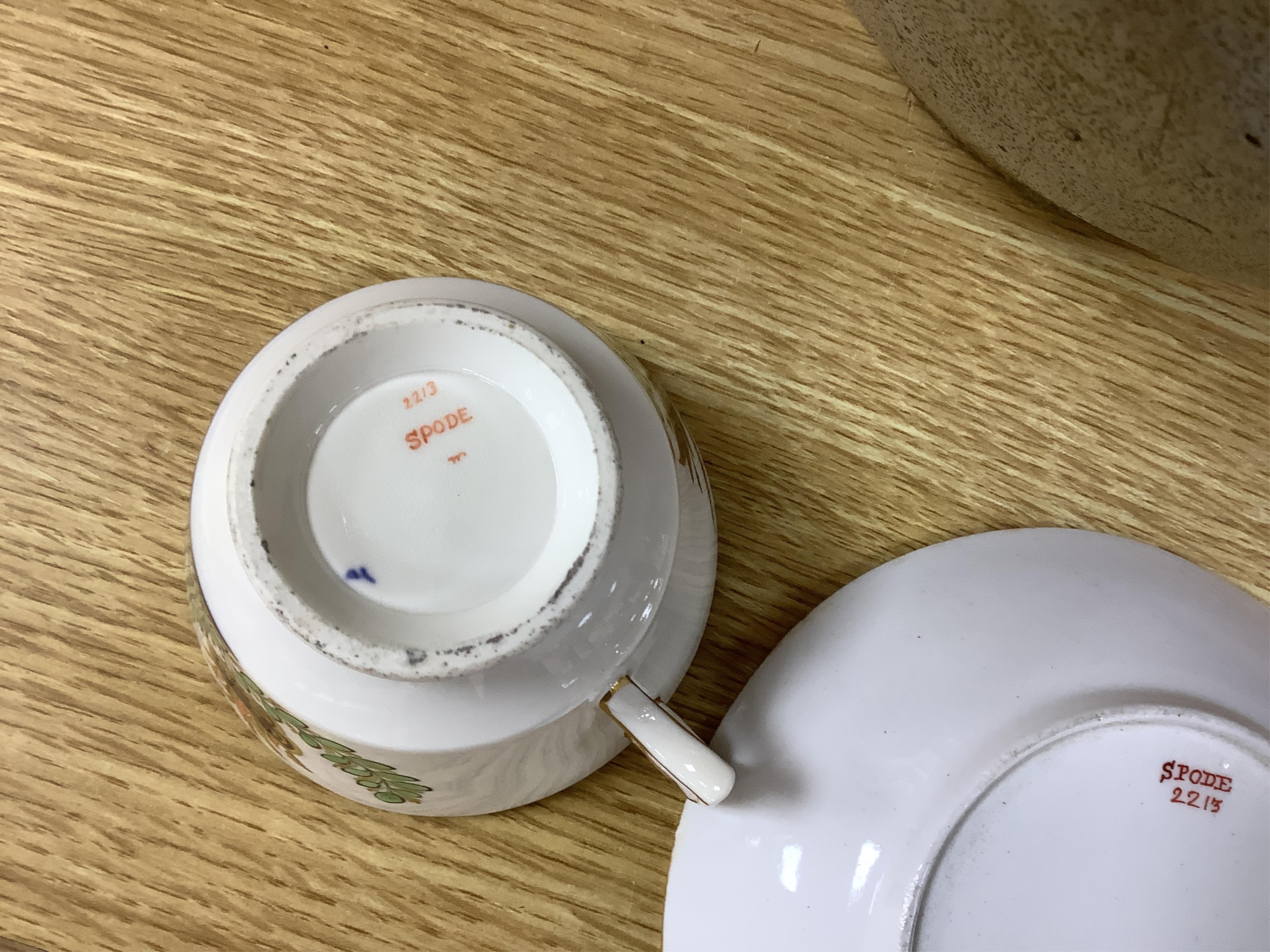 A group of 18th / early 19th century English porcelain tea wares, Worcester, Spode, etc